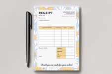 Kukkakuvioinen laskulomake ja musta kynä harmaalla taustalla.